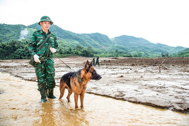 Cảm động của những chú quân khuyển Biên phòng làm nhiệm vụ tại Làng Nủ- Ảnh 2.