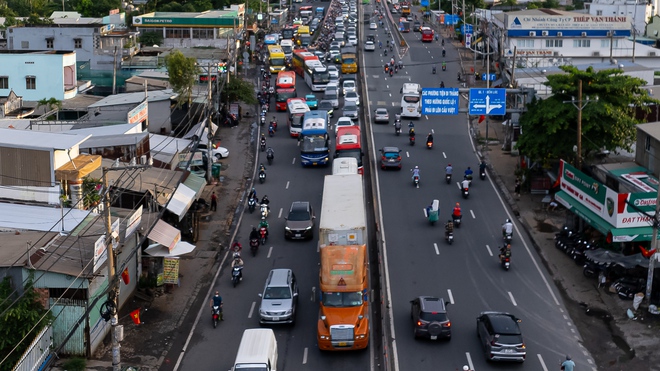 Cửa ngõ miền Tây “tê liệt”, hàng nghìn phương tiện chôn chân nhiều giờ đồng hồ vẫn chưa thể vào TP.HCM- Ảnh 13.