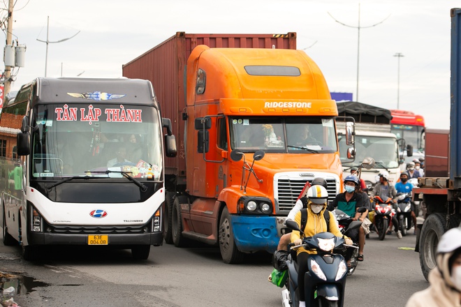 Cửa ngõ miền Tây “tê liệt”, hàng nghìn phương tiện chôn chân nhiều giờ đồng hồ vẫn chưa thể vào TP.HCM- Ảnh 11.