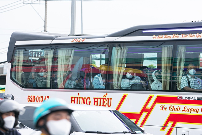 Cửa ngõ miền Tây “tê liệt”, hàng nghìn phương tiện chôn chân nhiều giờ đồng hồ vẫn chưa thể vào TP.HCM- Ảnh 8.