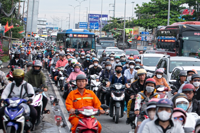 Cửa ngõ miền Tây “tê liệt”, hàng nghìn phương tiện chôn chân nhiều giờ đồng hồ vẫn chưa thể vào TP.HCM- Ảnh 7.