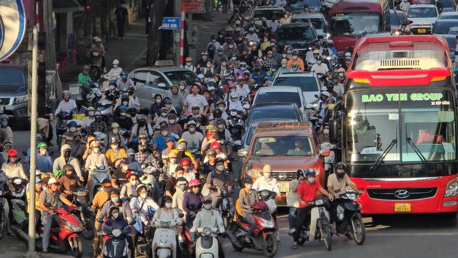 Ngày đầu tiên đi làm sau kỳ nghỉ lễ: Dòng xe chen cứng không một kẽ hở, người dân "chôn chân" trong nắng nóng- Ảnh 2.