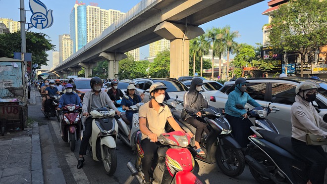 Ngày đầu tiên đi làm sau kỳ nghỉ lễ: Dòng xe chen cứng không một kẽ hở, người dân "chôn chân" trong nắng nóng- Ảnh 10.