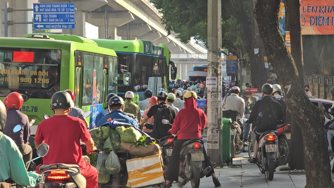 Ngày đầu tiên đi làm sau kỳ nghỉ lễ: Dòng xe chen cứng không một kẽ hở, người dân "chôn chân" trong nắng nóng- Ảnh 4.