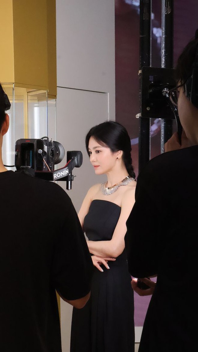 Visual tràn màn hình của dàn sao hàn tại event chaumet