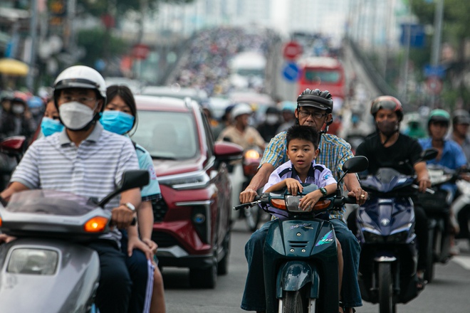 Ngày đầu tiên đi làm sau kỳ nghỉ lễ: Dòng xe chen cứng không một kẽ hở, người dân "chôn chân" trong nắng nóng- Ảnh 19.