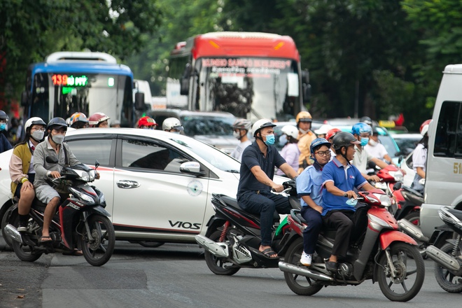 Ngày đầu tiên đi làm sau kỳ nghỉ lễ: Dòng xe chen cứng không một kẽ hở, người dân "chôn chân" trong nắng nóng- Ảnh 20.