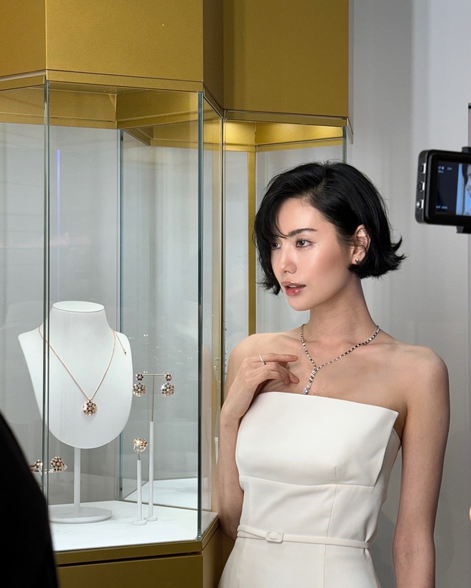 Visual tràn màn hình của dàn sao hàn tại event chaumet