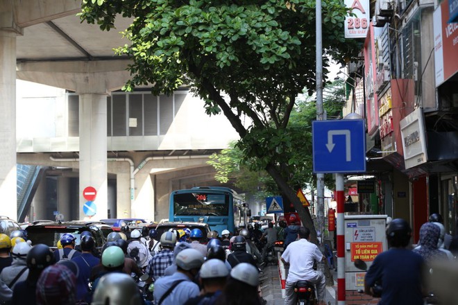 Ngày đầu tiên đi làm sau kỳ nghỉ lễ: Dòng xe chen cứng không một kẽ hở, người dân "chôn chân" trong nắng nóng- Ảnh 14.