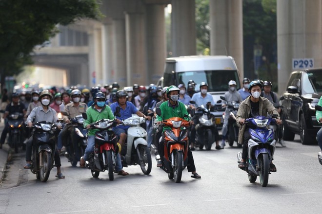 Ngày đầu tiên đi làm sau kỳ nghỉ lễ: Dòng xe chen cứng không một kẽ hở, người dân "chôn chân" trong nắng nóng- Ảnh 13.