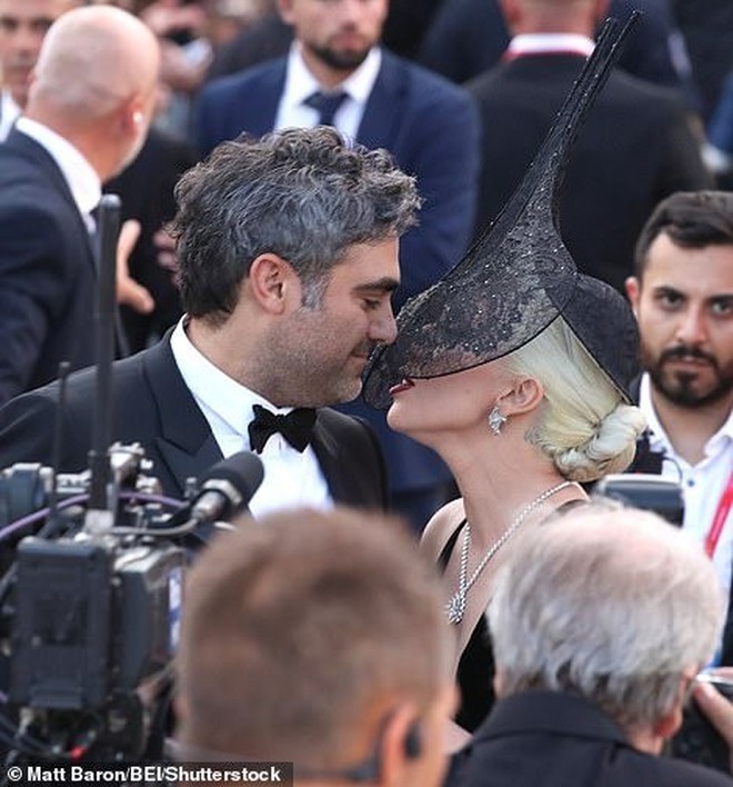 Lady Gaga diện đồ kỳ quái đến Venice- Ảnh 8.