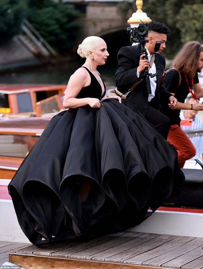 Lady Gaga diện đồ kỳ quái đến Venice- Ảnh 3.