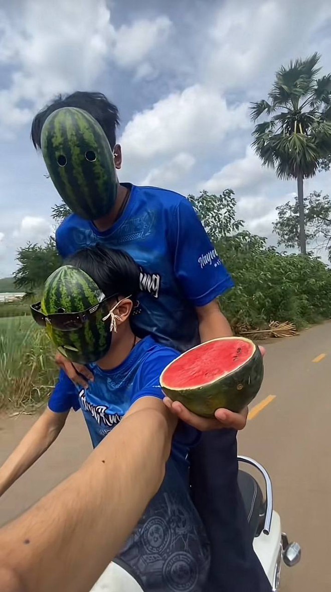 Trào lưu kỳ dị lấy đồ ăn làm mặt nạ chạy xe đã đến mức này rồi ư? Không tiết chế kẻo rước họa vào thân lúc nào không hay!- Ảnh 7.