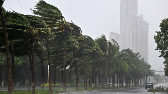 Những hình ảnh không tưởng khi siêu bão Yagi quần thảo Trung Quốc: Người bị thổi bay, toàn bộ cửa kính 