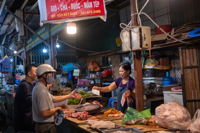 Ứng phó siêu bão Yagi, người Hà Nội đổ xô đi siêu thị và chợ để tích trữ thực phẩm- Ảnh 2.