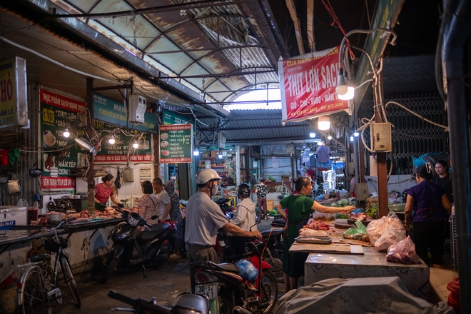 Ứng phó siêu bão Yagi, người Hà Nội đổ xô đi siêu thị và chợ để tích trữ thực phẩm- Ảnh 3.