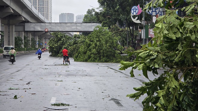 Người dân Hà Nội bàng hoàng trước khung cảnh buổi sáng của Thủ đô sau đêm bão Yagi quần thảo- Ảnh 2.