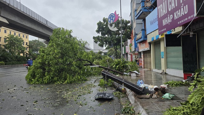 Người dân Hà Nội bàng hoàng trước khung cảnh buổi sáng của Thủ đô sau đêm bão Yagi quần thảo- Ảnh 5.