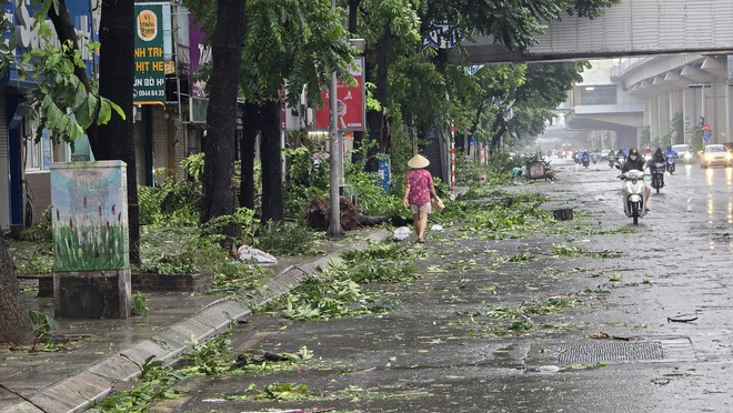 Người dân Hà Nội bàng hoàng trước khung cảnh buổi sáng của Thủ đô sau đêm bão Yagi quần thảo- Ảnh 4.