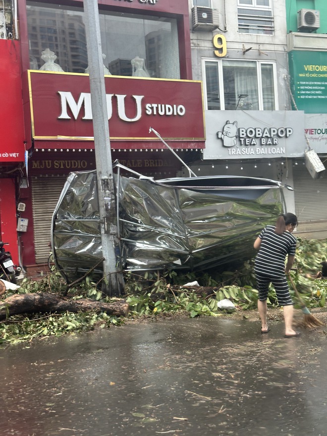 Người dân Hà Nội bàng hoàng trước khung cảnh buổi sáng của Thủ đô sau đêm bão Yagi quần thảo- Ảnh 16.