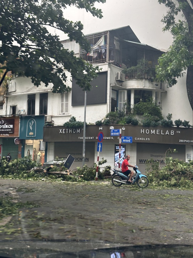 Người dân Hà Nội bàng hoàng trước khung cảnh buổi sáng của Thủ đô sau đêm bão Yagi quần thảo- Ảnh 18.