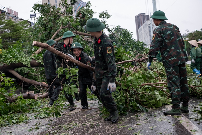 Những giờ phút vất vả ngay khi bão Yagi quét qua: Khẩn trương dọn dẹp, cứu hộ, giải phóng giao thông cho người dân Thủ đô- Ảnh 9.