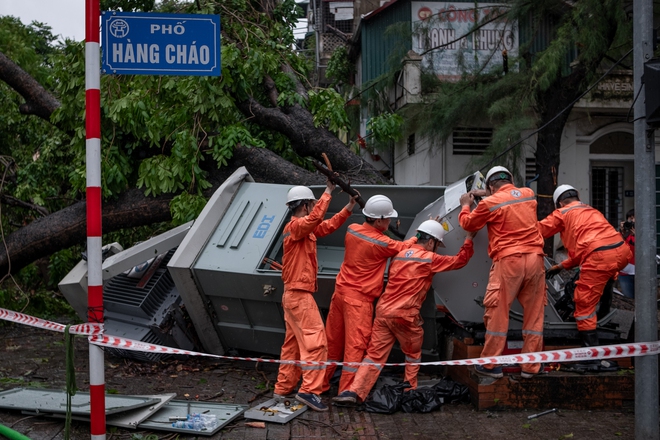 Những giờ phút vất vả ngay khi bão Yagi quét qua: Khẩn trương dọn dẹp, cứu hộ, giải phóng giao thông cho người dân Thủ đô- Ảnh 14.