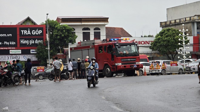 Người vợ trẻ khóc nức nở ngóng tin chồng sau vụ sập cầu Phong Châu: "Chồng cháu ở dưới đấy rồi, cháu biết làm sao..."- Ảnh 7.