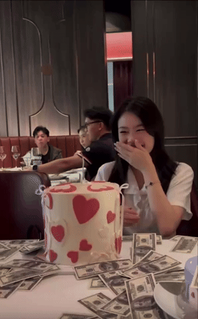 Hàng triệu người ao ước chiếc bánh kem chứa thứ "đặc biệt" của cô gái xinh đẹp, quà thế này vừa nhanh lại "ý nghĩa"- Ảnh 3. Hàng triệu người ao ước chiếc bánh kem chứa thứ "đặc biệt" của cô gái xinh đẹp, quà thế này vừa nhanh lại "ý nghĩa"- Ảnh 3.