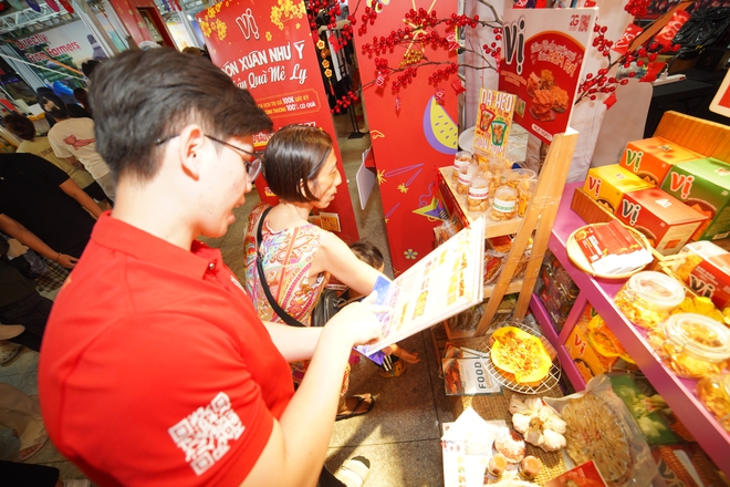 Ăn chơi đ&uacute;ng điệu cuối năm: D&acirc;n t&igrave;nh vi vu từ chợ Tết đến c&aacute;c g&oacute;c ẩm thực tại lễ hội đang hot nhất TP.HCM- Ảnh 3.