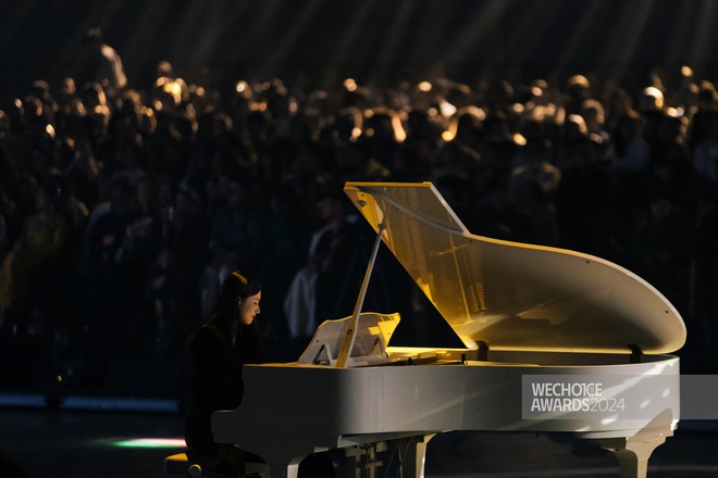 Tiếng piano "Mẹ yêu con" da diết trên sân khấu WeChoice: Phía sau là câu chuyện vĩ đại của hai người mẹ- Ảnh 4.