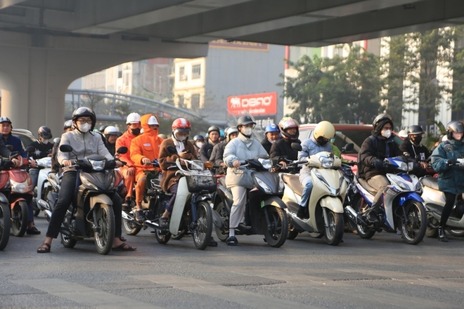 Ngày đi làm đầu tiên của năm 2025: Các ngã tư ở Hà Nội trật tự và ngay ngắn đến lạ!- Ảnh 2.