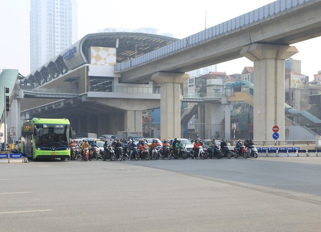 Ngày đi làm đầu tiên của năm 2025: Các ngã tư ở Hà Nội trật tự và ngay ngắn đến lạ!- Ảnh 17.