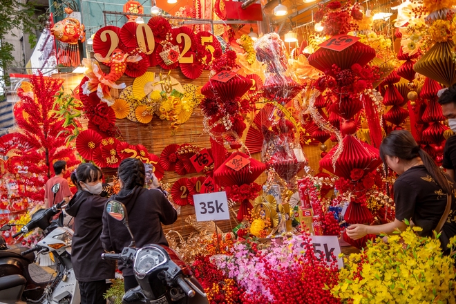 Sắc xuân rực rỡ tại "thủ phủ" đồ Tết tại TP.HCM- Ảnh 3.