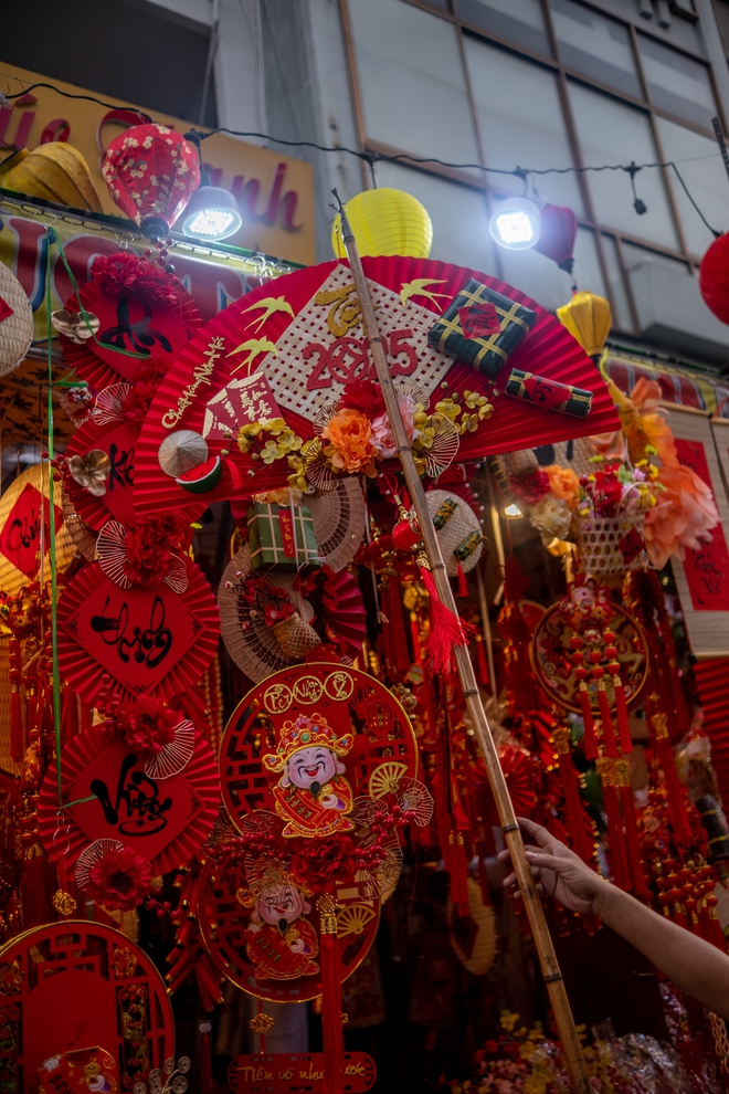 Sắc xuân rực rỡ tại "thủ phủ" đồ Tết tại TP.HCM- Ảnh 6.