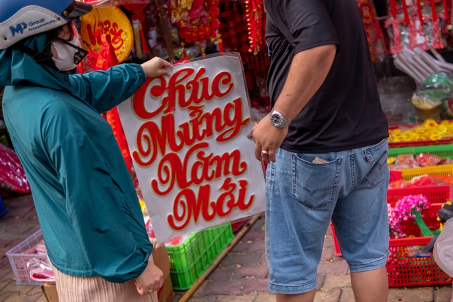 Sắc xuân rực rỡ tại "thủ phủ" đồ Tết tại TP.HCM- Ảnh 5.