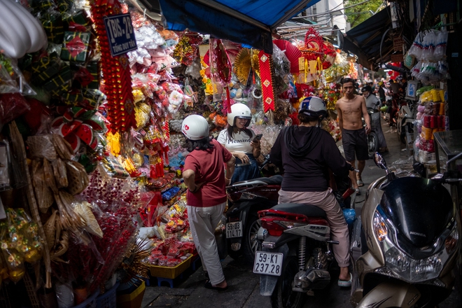 Sắc xuân rực rỡ tại "thủ phủ" đồ Tết tại TP.HCM- Ảnh 12.