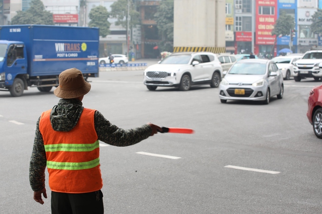 Cận kề Tết Nguyên đán, giao thông Hà Nội chìm trong biển xe cộ, điều chỉnh giao thông "điểm nóng" nhưng vài nhịp đèn vẫn chưa qua được ngã tư- Ảnh 6.