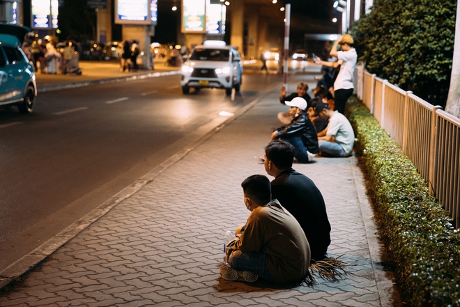 Cảnh đoàn tụ cuối năm ở Tân Sơn Nhất: 1 người trở về 20 người đến đón, không dám ngồi bởi "sợ nó đi ra hổng thấy"- Ảnh 19.