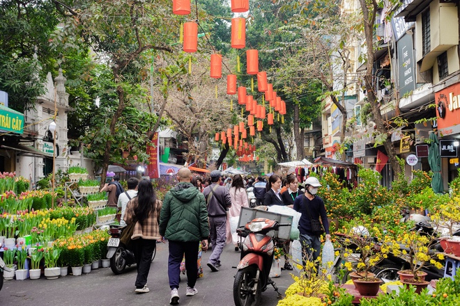 Lạc lối ở các "siêu chợ" Hà Nội dịp Tết: Áo dài phủ sóng khắp nơi, khách Tây hào hứng cùng Tết Việt- Ảnh 11.