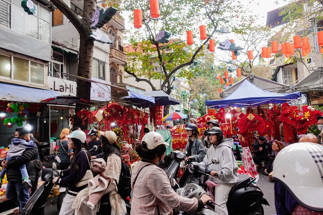 Lạc lối ở các "siêu chợ" Hà Nội dịp Tết: Áo dài phủ sóng khắp nơi, khách Tây hào hứng cùng Tết Việt- Ảnh 14.