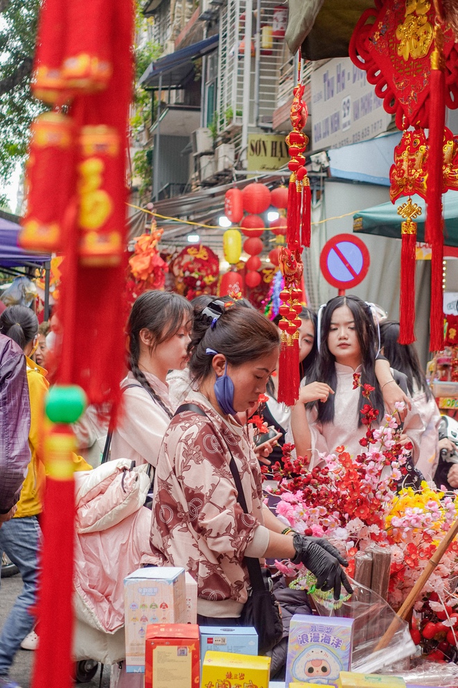 Lạc lối ở các "siêu chợ" Hà Nội dịp Tết: Áo dài phủ sóng khắp nơi, khách Tây hào hứng cùng Tết Việt- Ảnh 18.