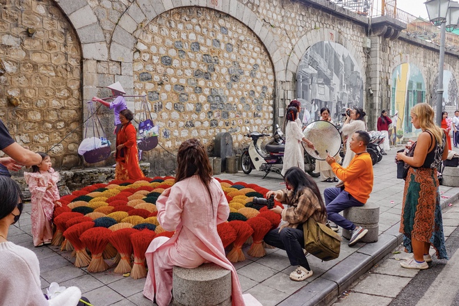 Lạc lối ở các "siêu chợ" Hà Nội dịp Tết: Áo dài phủ sóng khắp nơi, khách Tây hào hứng cùng Tết Việt- Ảnh 23.