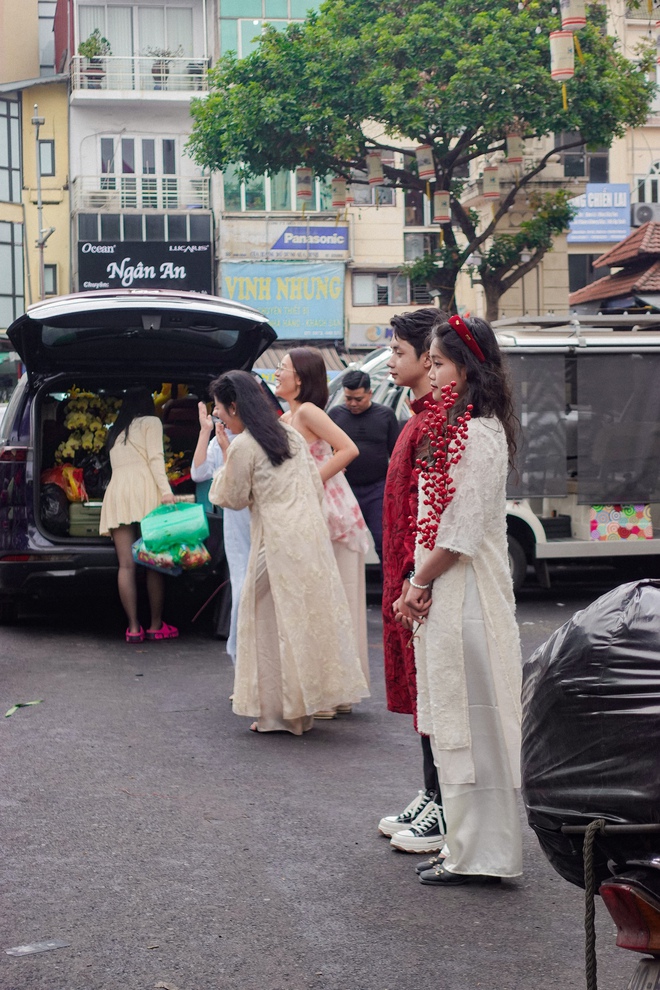 Lạc lối ở các "siêu chợ" Hà Nội dịp Tết: Áo dài phủ sóng khắp nơi, khách Tây hào hứng cùng Tết Việt- Ảnh 3.