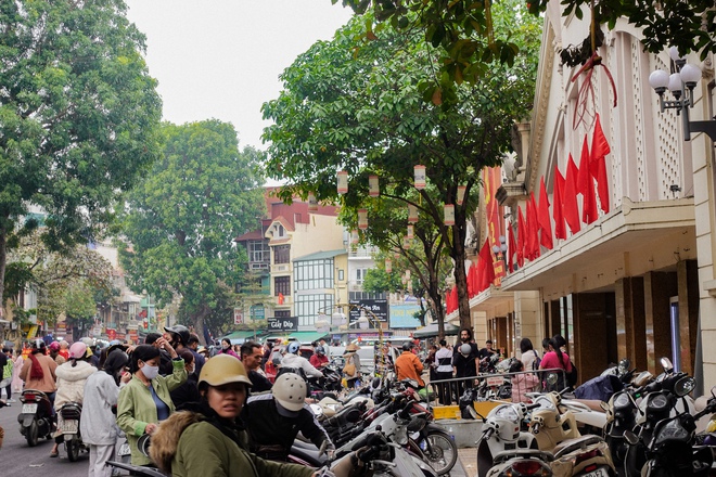 Lạc lối ở các "siêu chợ" Hà Nội dịp Tết: Áo dài phủ sóng khắp nơi, khách Tây hào hứng cùng Tết Việt- Ảnh 6.