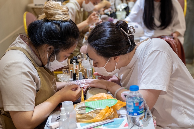 Bước vào "cuộc đua" làm đẹp sát Tết: Tiệm nail và tóc "quá tải", có tiền chưa chắc đến lượt!- Ảnh 2.