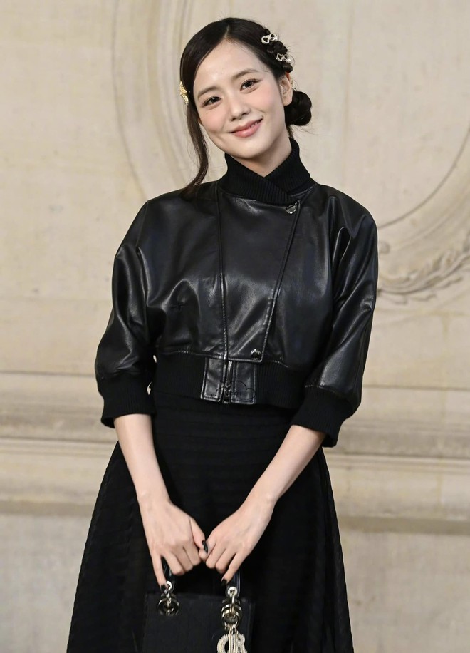 Jisoo tái xuất fashion week, nhìn cứ như gái Nhật đó!- Ảnh 6.