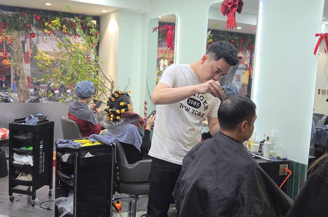 Salon tóc Hà Nội đông gấp 2 - 3 lần ngày thường, chị em chia sẻ bí quyết "sinh tồn" trong hành trình làm đẹp cuối năm- Ảnh 3.