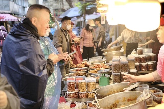 Người dân tấp nập đi sắm Tết tại "chợ nhà giàu" trăm năm tuổi ở Hà Nội- Ảnh 15.