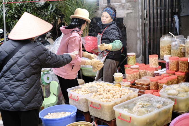 Người dân tấp nập đi sắm Tết tại "chợ nhà giàu" trăm năm tuổi ở Hà Nội- Ảnh 8.